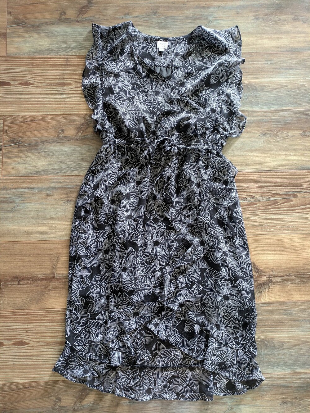 A New Day Black & White Floral Tie Front Ruffle V Neck Tank Midi Wrap Dress